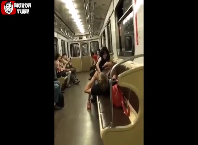 Video :On the metro, a grandfather interrupts a couple